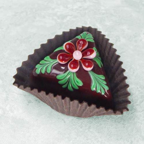 Click to view detail for HG-160 Choc Triangle Treat with Strawberry/Cherry Flower $50